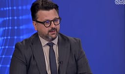 Konjufca ironizoi me termin “frizerkat”, Mustafa: Një përfaqësues shteti s’duhet të përdorë këtë gjuhë Konjufca ironizoi me termin “frizerkat”, Mustafa: Një përfaqësues shteti s’duhet të përdorë këtë gjuhë