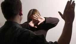Ndalohen pesë persona për dhunë në familje gjatë 24 orëve të fundit Ndalohen pesë persona për dhunë në familje gjatë 24 orëve të fundit