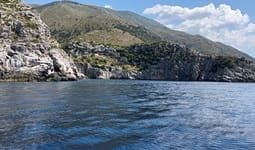Po lundronte në Gadishullin e Karaburunit, 32 vjeçari pëson lëndime të rënda nga helika e skafit Po lundronte në Gadishullin e Karaburunit, 32 vjeçari pëson lëndime të rënda nga helika e skafit