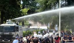 Policia shpërndan protestuesit me ujë dhe gaz lotsjellës në Tiranë, disa të arrestuar Policia shpërndan protestuesit me ujë dhe gaz lotsjellës në Tiranë, disa të arrestuar