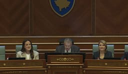 Dehari po e drejton seancën konstituive me pak ngatërresa e vështirësi, sekretarja e Kuvendit i ndihmon Dehari po e drejton seancën konstituive me pak ngatërresa e vështirësi, sekretarja e Kuvendit i ndihmon