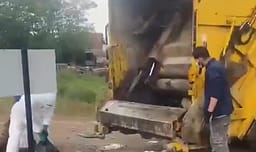 Mbetjet e kurbanëve u lanë në tregun e kafshëve në Podujevë, punëtorë të “Pastrimi” u angazhuan për heqjen e tyre Mbetjet e kurbanëve u lanë në tregun e kafshëve në Podujevë, punëtorë të “Pastrimi” u angazhuan për heqjen e tyre
