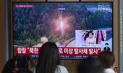 Koreja e Veriut lëshon raketa balistike drejt detit Koreja e Veriut lëshon raketa balistike drejt detit