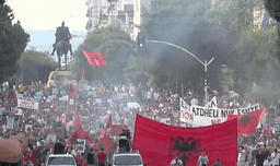 Me pankarta dhe flamuj në duar, qytetarët shqiptar në ditën e 7-të të protestës Me pankarta dhe flamuj në duar, qytetarët shqiptar në ditën e 7-të të protestës