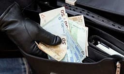 Shfrytëzoi një moment ‘pakujdesie’ dhe vodhi 220 euro nga arka e një lokali në Zveçan, Policia heton rastin Shfrytëzoi një moment ‘pakujdesie’ dhe vodhi 220 euro nga arka e një lokali në Zveçan, Policia heton rastin