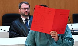 Përplasi për vdekje dy persona dhe plagosi 40 të tjerë në Mynih, dënohet me burgim të përjetshëm afgani Përplasi për vdekje dy persona dhe plagosi 40 të tjerë në Mynih, dënohet me burgim të përjetshëm afgani