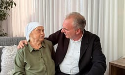 Limaj viziton nënën e Thaçit: Lusim Zotin që festat e ardhshme t’i presim bashkë me bashkëluftëtarët Limaj viziton nënën e Thaçit: Lusim Zotin që festat e ardhshme t’i presim bashkë me bashkëluftëtarët