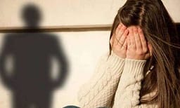 Një vajzë në Pejë dërgohet në strehimore pas dhunës psikike nga babai i saj Një vajzë në Pejë dërgohet në strehimore pas dhunës psikike nga babai i saj