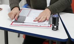 Fillimi i votimit me postë, KQZ del me njoftim për mërgimtarët – pjesë e listës edhe disa që ishin regjistruar për votim fizik Fillimi i votimit me postë, KQZ del me njoftim për mërgimtarët – pjesë e listës edhe disa që ishin regjistruar për votim fizik