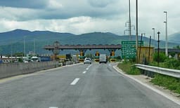 Vozitën në drejtim të kundërt në rrugën Gostivar-Tetovë, shoqërohen në polici dy persona Vozitën në drejtim të kundërt në rrugën Gostivar-Tetovë, shoqërohen në polici dy persona