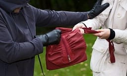 Vjedhje grabitqare në Prishtinë, tre të mitur ia marrin paratë një punëtoreje – viktima në ballafaqim me të dyshuarit lëndoi dorën Vjedhje grabitqare në Prishtinë, tre të mitur ia marrin paratë një punëtoreje – viktima në ballafaqim me të dyshuarit lëndoi dorën