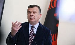 Balla sfidon Marjana Koçekun: Ta provojë nëse e merr dot mandatin pa “grushtin dhe trëndafilin” Balla sfidon Marjana Koçekun: Ta provojë nëse e merr dot mandatin pa “grushtin dhe trëndafilin”