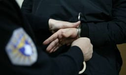 Arrestohet një person në Pejë për manipulim me prova dhe armëmbajtje pa leje Arrestohet një person në Pejë për manipulim me prova dhe armëmbajtje pa leje