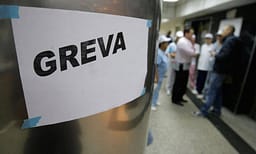 Punëtorët teknikë të shkollave në Prishtinë hyjnë në grevë, kërkojnë pagën e qershorit Punëtorët teknikë të shkollave në Prishtinë hyjnë në grevë, kërkojnë pagën e qershorit