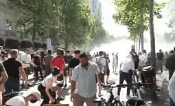 Policia vijon shoqërimet e 4 protestuesve të tjerë, tensionohet situata jashtë Kuvendit Policia vijon shoqërimet e 4 protestuesve të tjerë, tensionohet situata jashtë Kuvendit
