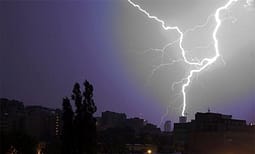 Vetëtima shkakton zjarr në një arë të Novobërdës Vetëtima shkakton zjarr në një arë të Novobërdës