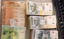 Dogana zbulon mbi 10 mijë euro e dinarë serbë të padeklaruara në Jarinje, ishin të shpërndara në pjesë të ndryshme të automjetit Dogana zbulon mbi 10 mijë euro e dinarë serbë të padeklaruara në Jarinje, ishin të shpërndara në pjesë të ndryshme të automjetit