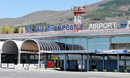 Një punëtorë bie nga çatia e Aeroportit të Ohrit, dërgohet në spital me lëndime të rënda Një punëtorë bie nga çatia e Aeroportit të Ohrit, dërgohet në spital me lëndime të rënda