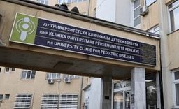 Punonjësit e Klinikës së Fëmijëve protestojnë para Ministrisë së Financave në Shkup: Gjashtë muaj pa paga, duam zgjidhje Punonjësit e Klinikës së Fëmijëve protestojnë para Ministrisë së Financave në Shkup: Gjashtë muaj pa paga, duam zgjidhje