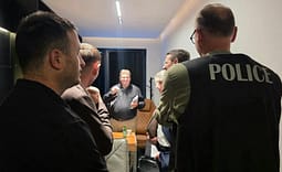 “Europol” e FBI-ja zbarkuan në Kosovë: Tetë të arrestuar në dy aksione të ndara “Europol” e FBI-ja zbarkuan në Kosovë: Tetë të arrestuar në dy aksione të ndara