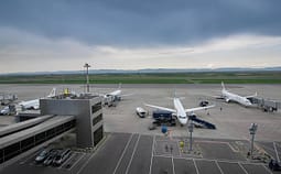 “Industria” ajrore në vitin 2025 pati qarkullim 2.8 miliardë euro dhe fitime rekorde, dje Kurti i ndau edhe 2 milionë për ta “Industria” ajrore në vitin 2025 pati qarkullim 2.8 miliardë euro dhe fitime rekorde, dje Kurti i ndau edhe 2 milionë për ta
