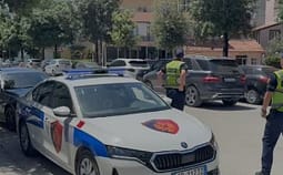 I mori rreth 17 mijë euro një klienti që po i depozitonte, detaje nga grabitja e bankës në Tiranë I mori rreth 17 mijë euro një klienti që po i depozitonte, detaje nga grabitja e bankës në Tiranë