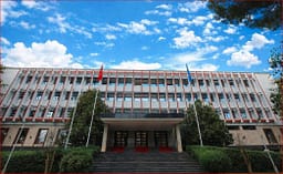 Protestuesit heqin flamurin e ambasadës së Izraelit, e dënon Ministria e Jashtme e Shqipërisë Protestuesit heqin flamurin e ambasadës së Izraelit, e dënon Ministria e Jashtme e Shqipërisë
