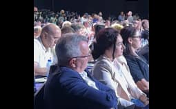 Pamje kur Imri Ahmeti tund kokën teksa Abdixhiku hedh akuza ndaj bashkëpartiakëve që duan shkarkimin e tij Pamje kur Imri Ahmeti tund kokën teksa Abdixhiku hedh akuza ndaj bashkëpartiakëve që duan shkarkimin e tij