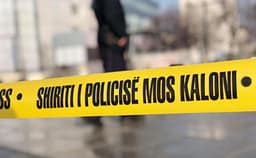 Tentuan t’i grabisin në Rahovec, sulmuesi i maskuar qëllon me armë drejt veturës së tyre Tentuan t’i grabisin në Rahovec, sulmuesi i maskuar qëllon me armë drejt veturës së tyre