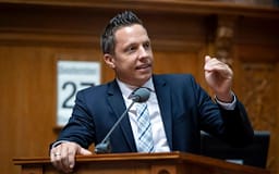 Ky është deputeti zviceran që po bën fushatë kundër Kosovës – me materiale propagandistike nga Beogradi Ky është deputeti zviceran që po bën fushatë kundër Kosovës – me materiale propagandistike nga Beogradi
