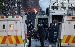 Përplasje të dhunshme pranë Belfastit, policia përdor topat e ujit ndaj protestuesve Përplasje të dhunshme pranë Belfastit, policia përdor topat e ujit ndaj protestuesve