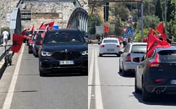 Sot protesta kombëtare, diaspora mbërrin në Shkodër. Me këngë patriotike dhe flamuj, vijojnë rrugën drejt Tiranës Sot protesta kombëtare, diaspora mbërrin në Shkodër. Me këngë patriotike dhe flamuj, vijojnë rrugën drejt Tiranës