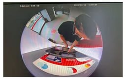 Shpërdoroi shumë parash nga bankomati, policia kërkon ndihmë për identifikimin e të dyshuarit Shpërdoroi shumë parash nga bankomati, policia kërkon ndihmë për identifikimin e të dyshuarit