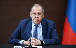 Lavrov zemërohet dhe kërcënon gazetarin: Nëse nuk e dorëzon telefonin, sigurimi do të nxjerrë një armë Lavrov zemërohet dhe kërcënon gazetarin: Nëse nuk e dorëzon telefonin, sigurimi do të nxjerrë një armë