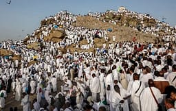 Miliona pelegrinë myslimanë mblidhen në Arafat Miliona pelegrinë myslimanë mblidhen në Arafat