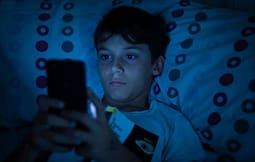 Studimi: Përdorimi i telefonit gjatë natës po ua “vjedh” gjumin adoleshentëve Studimi: Përdorimi i telefonit gjatë natës po ua “vjedh” gjumin adoleshentëve