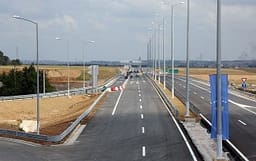 Vazhdojnë ndërhyrjet për mirëmbajtjen e rrugëve dhe rritjen e sigurisë Vazhdojnë ndërhyrjet për mirëmbajtjen e rrugëve dhe rritjen e sigurisë
