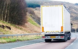 Edhe sot qarkullimi i kamionëve mbi 20 tonë është i kufizuar në autostradë, Ministria njofton për orarët Edhe sot qarkullimi i kamionëve mbi 20 tonë është i kufizuar në autostradë, Ministria njofton për orarët