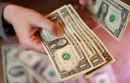 Dollari pranë nivelit më të lartë të javës mes tensioneve në Lindjen e Mesme dhe inflacionit në SHBA Dollari pranë nivelit më të lartë të javës mes tensioneve në Lindjen e Mesme dhe inflacionit në SHBA