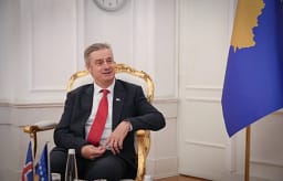 Ambasadori britanik në Kosovë: Politikanët duhet gjetur një mënyrë ku fitojnë të gjitha palët Ambasadori britanik në Kosovë: Politikanët duhet gjetur një mënyrë ku fitojnë të gjitha palët