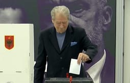 I shoqëruar nga bashkëshortja, Berisha voton për kreun e PD-së: Proces shembullor dhe demokratik I shoqëruar nga bashkëshortja, Berisha voton për kreun e PD-së: Proces shembullor dhe demokratik