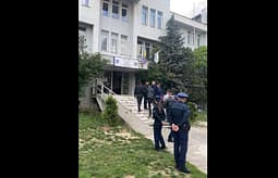 Hetues të Krimeve të Rënda mbërrijnë në Policinë e Skënderajt për intervistimin e Sami Lushtakut Hetues të Krimeve të Rënda mbërrijnë në Policinë e Skënderajt për intervistimin e Sami Lushtakut