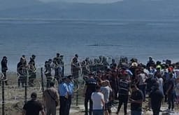 Arrestohet roja i sigurisë që sulmoi fizikisht një qytetar gjatë tubimit në Zvërnec, hetim disiplinor policisë Vlorë Arrestohet roja i sigurisë që sulmoi fizikisht një qytetar gjatë tubimit në Zvërnec, hetim disiplinor policisë Vlorë