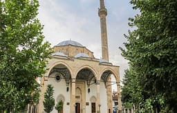 Besimtarët myslimanë festojnë sot Kurban Bajramin, namazi u fal në orën 05:40 Besimtarët myslimanë festojnë sot Kurban Bajramin, namazi u fal në orën 05:40