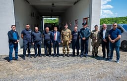 KFOR-i pajis zjarrfikësit e Junikut me pajisje shpëtimi KFOR-i pajis zjarrfikësit e Junikut me pajisje shpëtimi