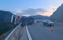 Aksident në Rrugën e Kombit, kamioni për pak përfundon në greminë, shoferi doli nga kabina pa dëmtime Aksident në Rrugën e Kombit, kamioni për pak përfundon në greminë, shoferi doli nga kabina pa dëmtime