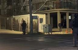 Shpërndahen qytetarët që u grumbulluan para stacionit në Skënderaj: Policia s’po kthen përgjigje, nesër vazhdojmë Shpërndahen qytetarët që u grumbulluan para stacionit në Skënderaj: Policia s’po kthen përgjigje, nesër vazhdojmë