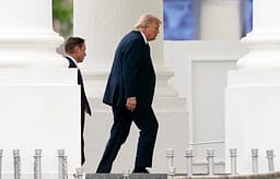 Trump paralajmëron vendim përfundimtar për marrëveshjen me Iranin pas takimit në Shtëpinë e Bardhë Trump paralajmëron vendim përfundimtar për marrëveshjen me Iranin pas takimit në Shtëpinë e Bardhë