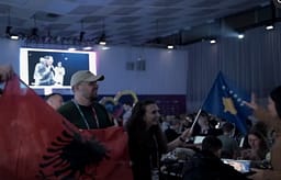 Incident në Eurovision, delegacionit serb i pengon flamuri i Kosovës Incident në Eurovision, delegacionit serb i pengon flamuri i Kosovës