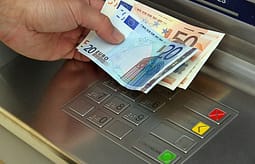 Qytetarët kritikojnë shtesat prej 100 eurosh: Po përdoren për fushatë para zgjedhjeve dhe Bajramit Qytetarët kritikojnë shtesat prej 100 eurosh: Po përdoren për fushatë para zgjedhjeve dhe Bajramit